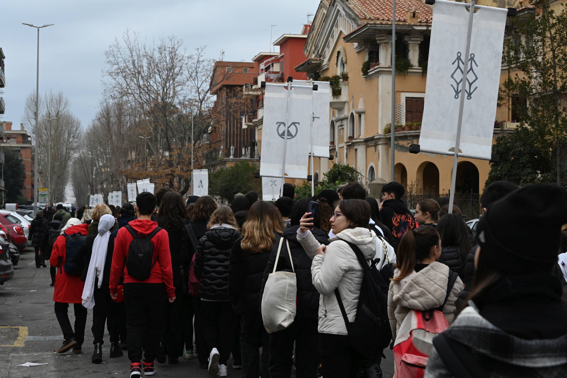 La crociata dei bambini, un corteo silenzioso per le strade di Ostia